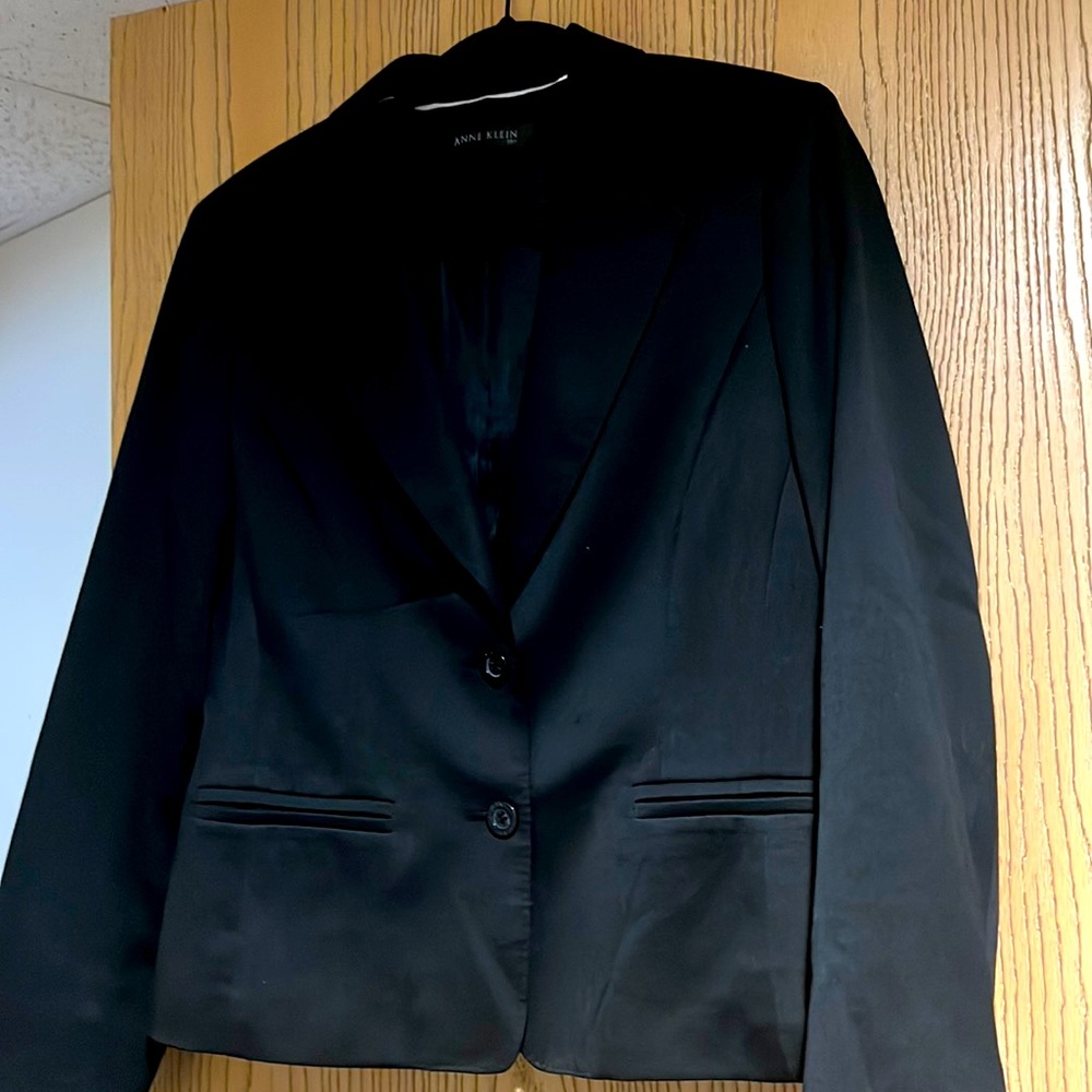 Anne Klein 2 button blazier. Nice!  Size tags is 14